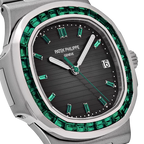 Nautilus 40mm 5711/113P-001 Platinum Charcoal Gray Dial Emerald Bezel
