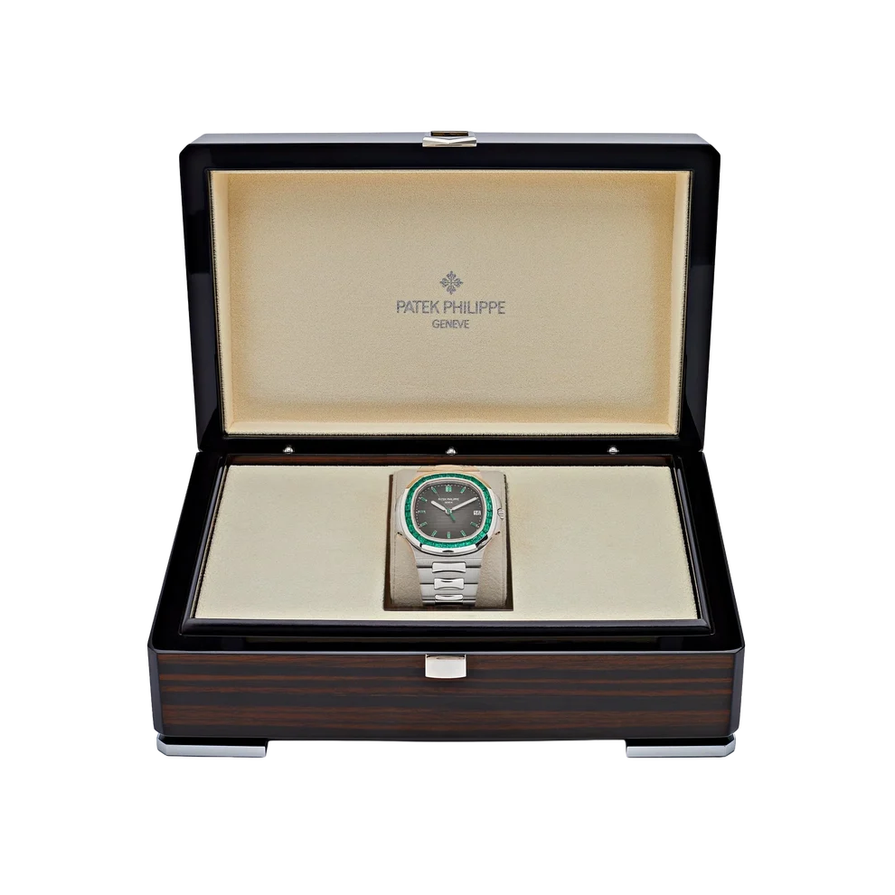 Nautilus 40mm 5711/113P-001 Platinum Charcoal Gray Dial Emerald Bezel